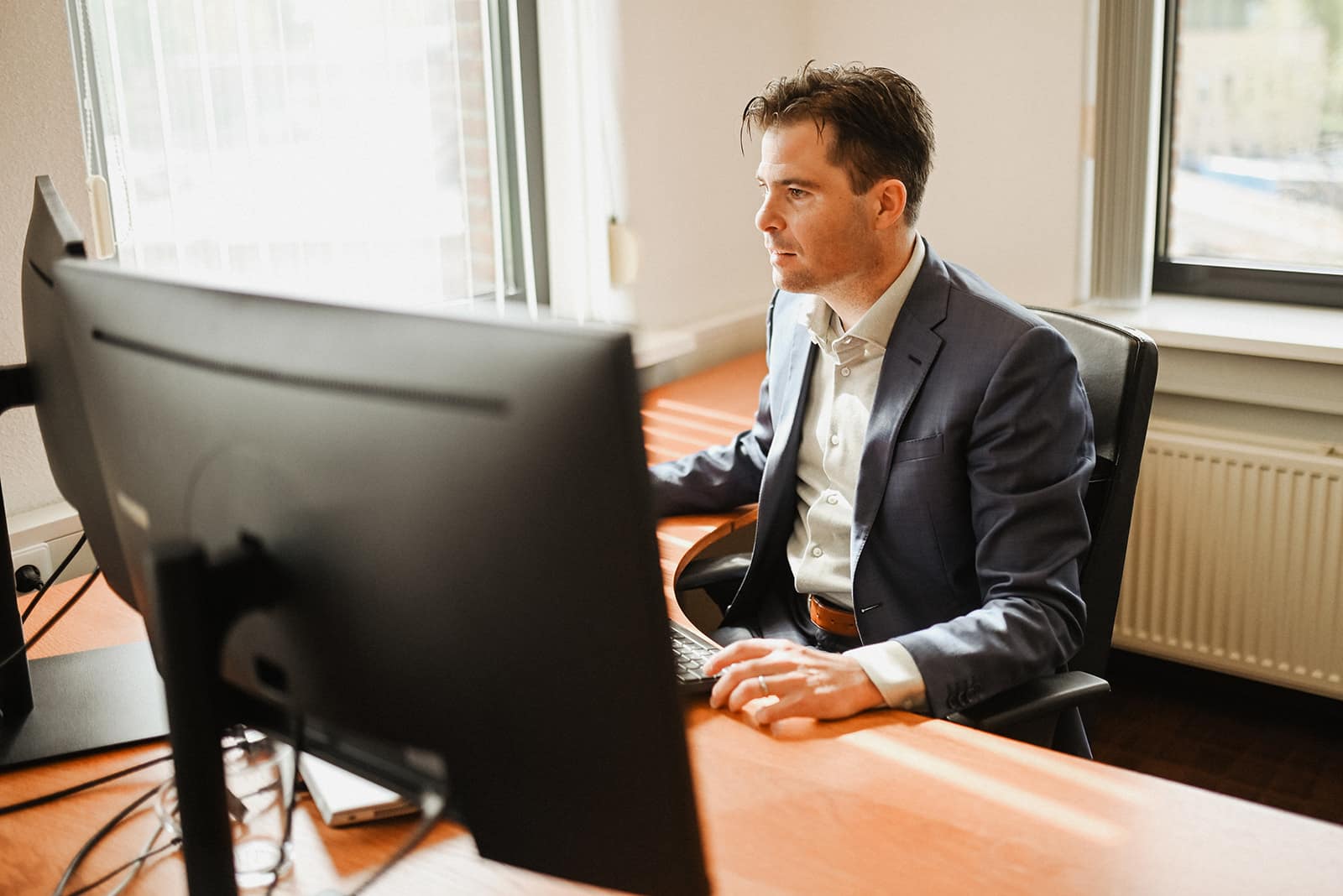 Rutger Jacobs aan zijn bureau